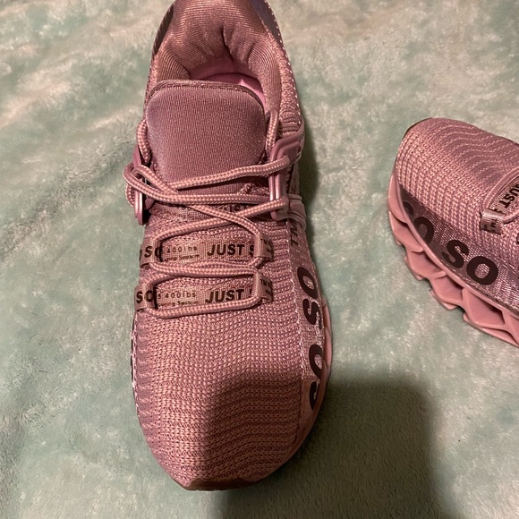 Brand new sneakers , size 6 - Picture 2 of 4